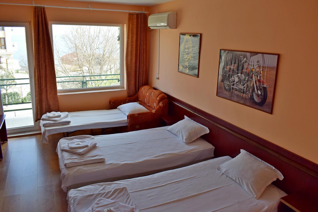 Royal Hostel Warna Exterior foto