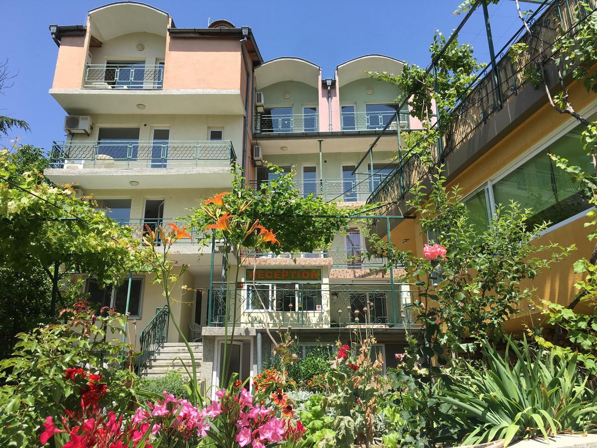 Royal Hostel Warna Exterior foto